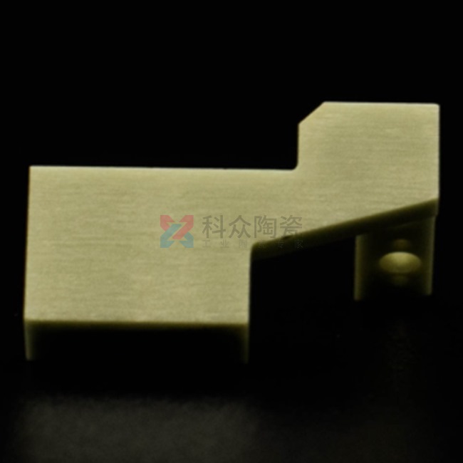 在工業(yè)行業(yè)中，科眾陶瓷廠是一家生產(chǎn)氧化鋯氧化鋁陶瓷零件廠家，在加工工藝上有特殊的優(yōu)勢存在，今天給大家介紹一種加工成型工藝，陶瓷注塑加工。